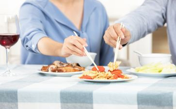 小班健康自己吃饭教案8篇